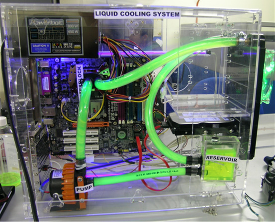 Een computer met liquid cooling