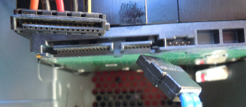 SATA stroom en data connectors.