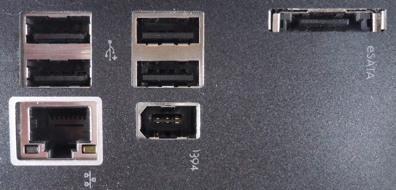 Poorten aan de achterkant van een computer.